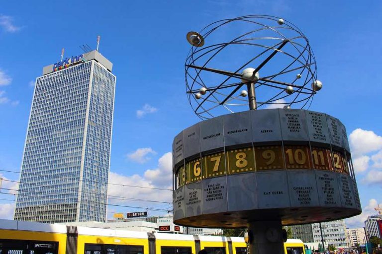 Un Immenso Largo Al Centro Di Berlino